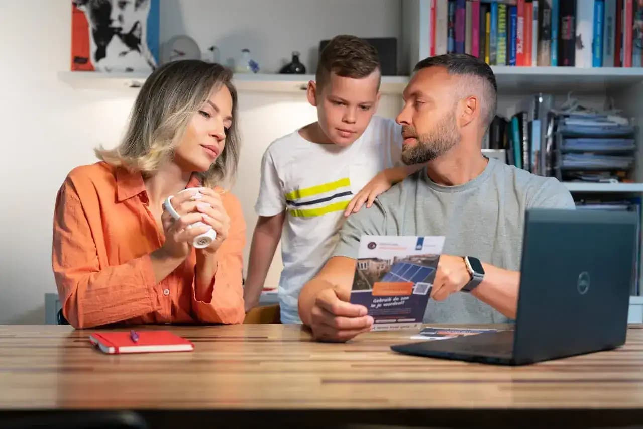 Familie care primește consultanță despre ferestre eficiente energetic